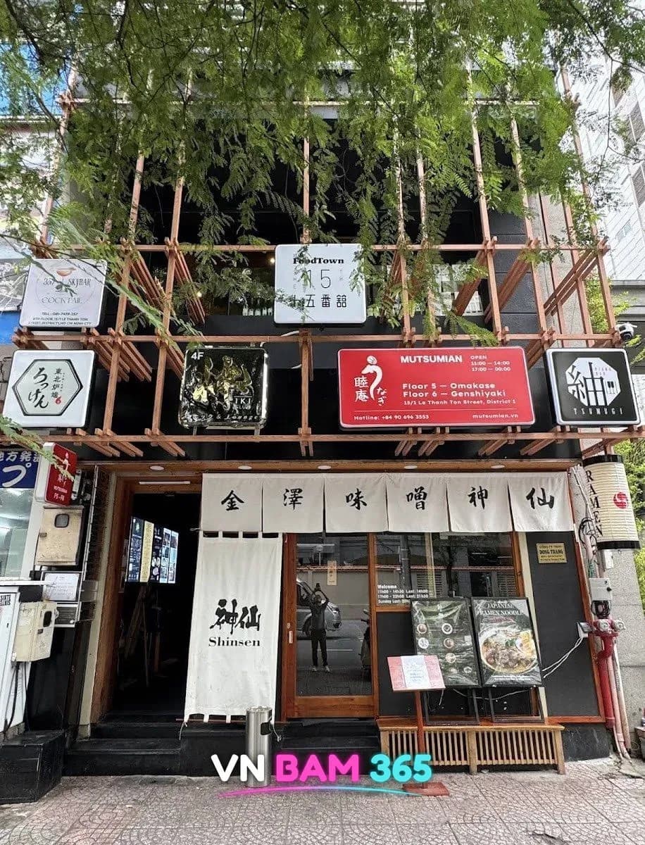 호치민 1군 레탄톤 15/1 건물 외관, 357 스카이바 간판이 다른 일식당 간판들과 함께 걸린 입구