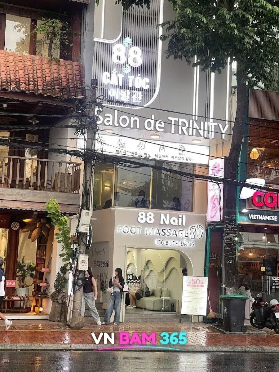 다낭 박당 거리 88이발관 건물 외관, 88 CẮT TÓC 이발관 간판과 1층 88 Nail 입구