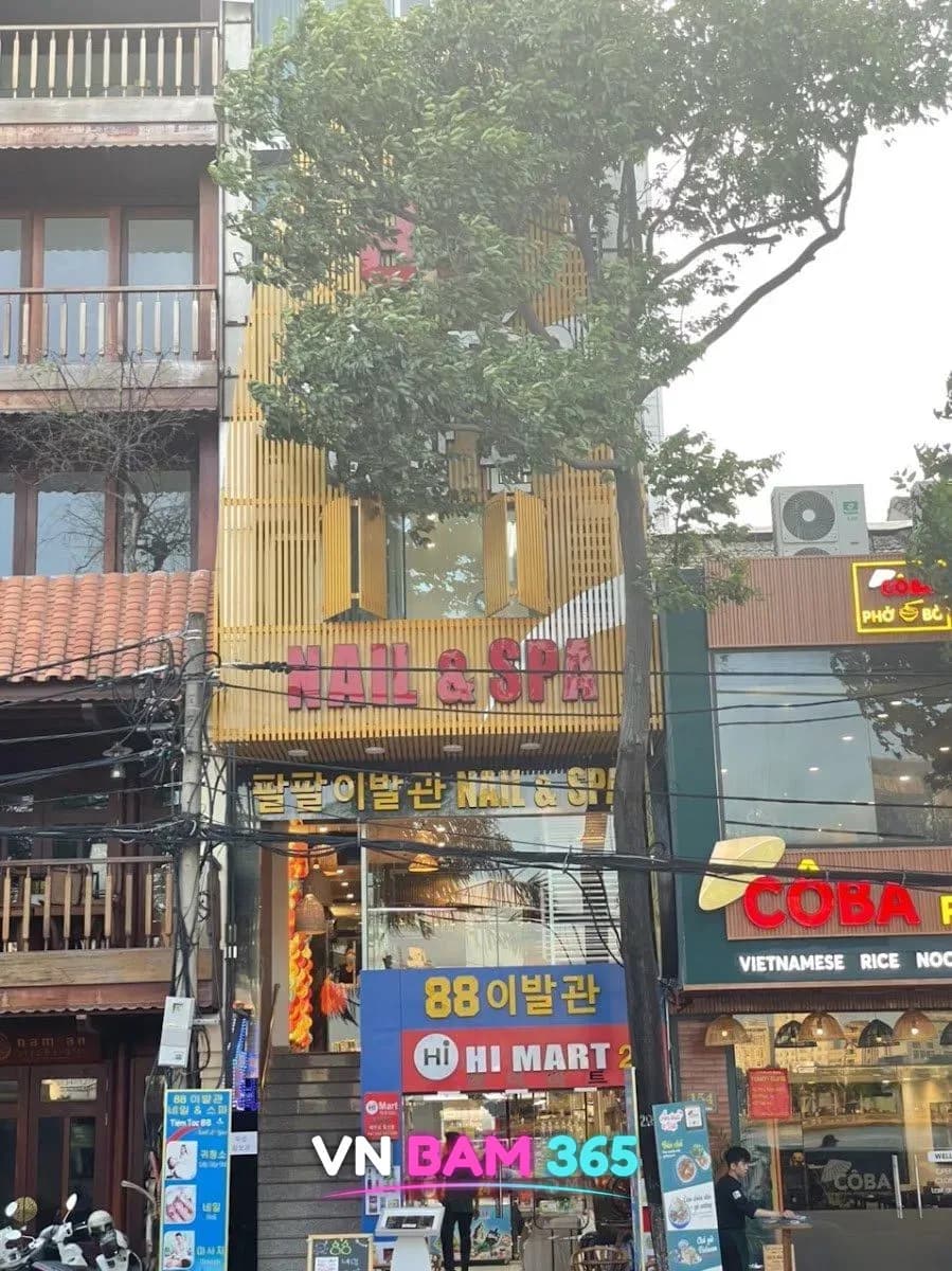 다낭 88이발관 건물 정면, 팔팔이발관 NAIL & SPA 간판과 1층 88이발관 안내판