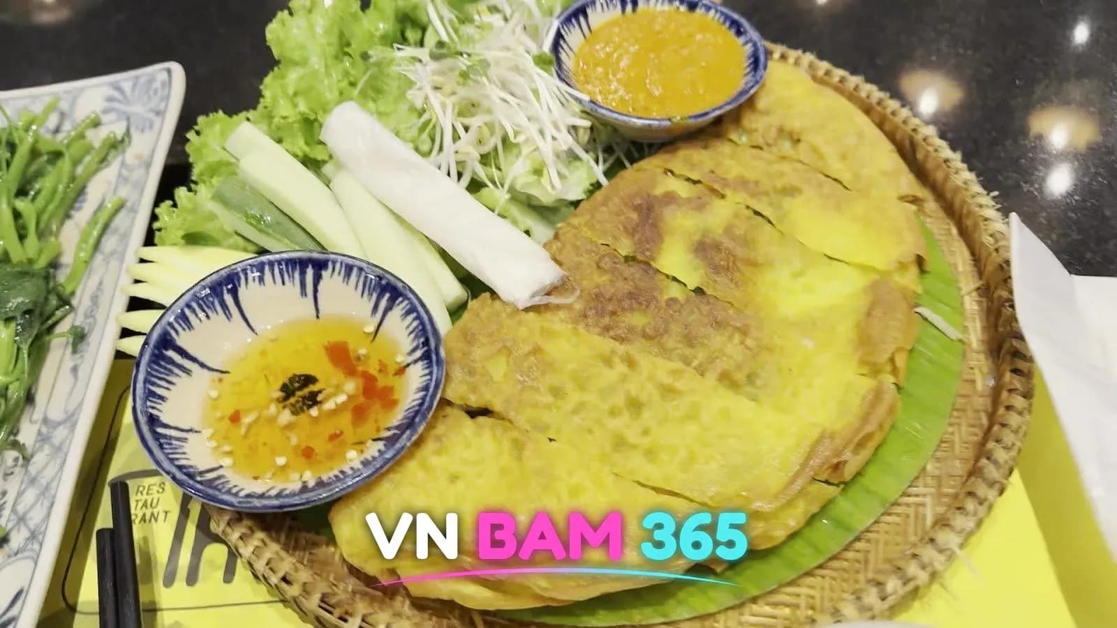 나트랑 안토이 반쎄오, 바나나잎 깐 대나무 접시와 쌈채소·느억맘 소스