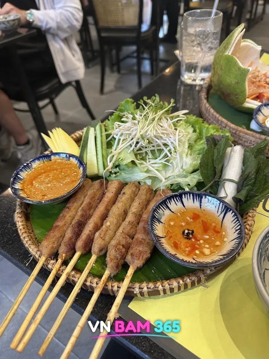 나트랑 안토이 넴느엉 꼬치, 바나나잎 깐 채반의 쌈채소와 땅콩·칠리 소스
