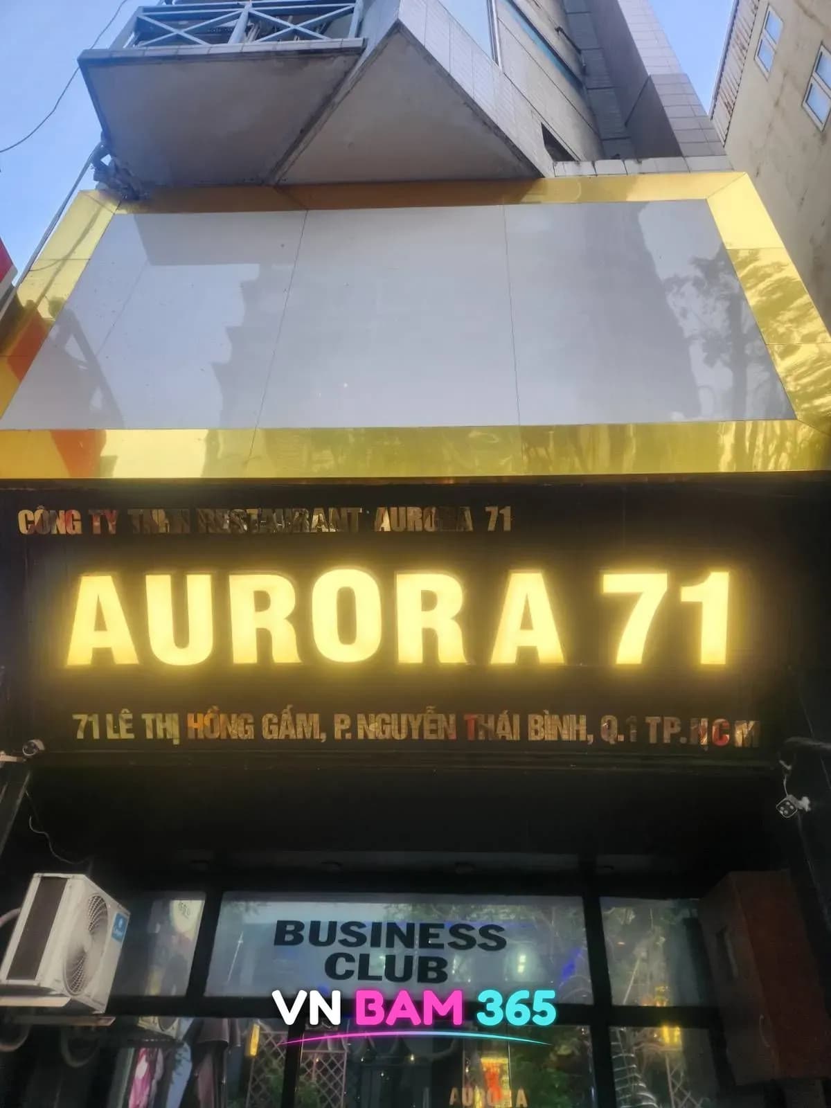 오로라 71 간판 근접, 71 LÊ THỊ HỒNG GẤM, P.NGUYỄN THÁI BÌNH 주소 표기