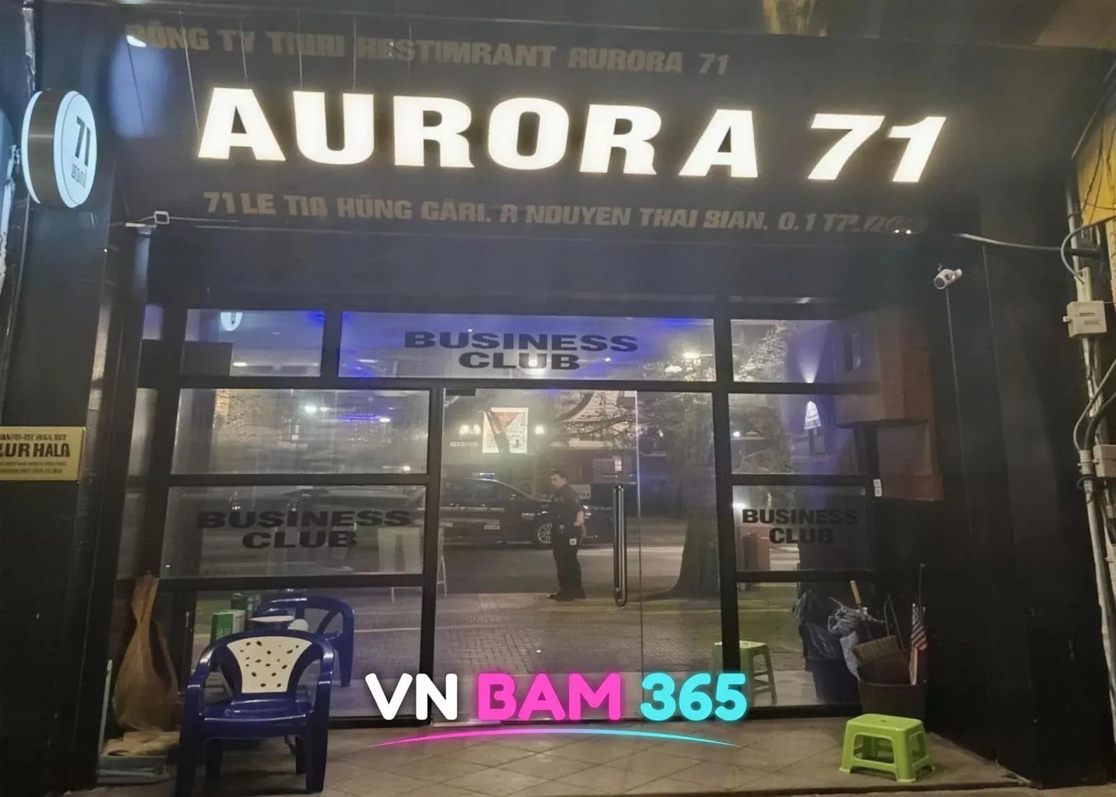호치민 1군 71 Lê Thị Hồng Gấm 오로라 가라오케 야간 외관, AURORA 71 조명 간판