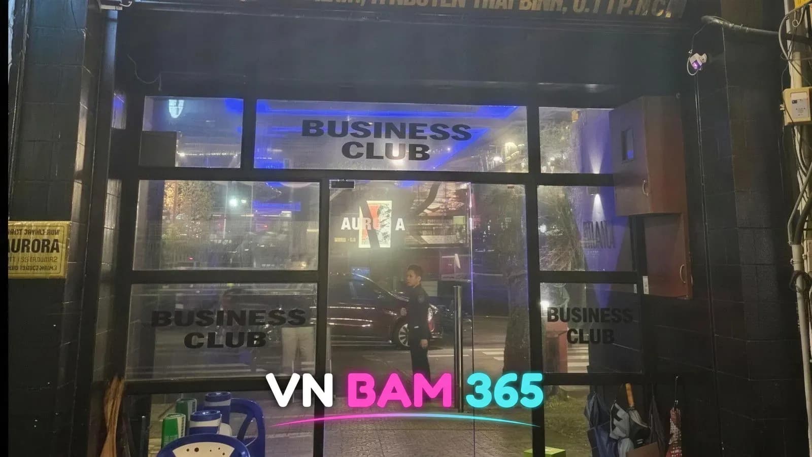 호치민 1군 오로라 가라오케 유리문 입구, BUSINESS CLUB 문구