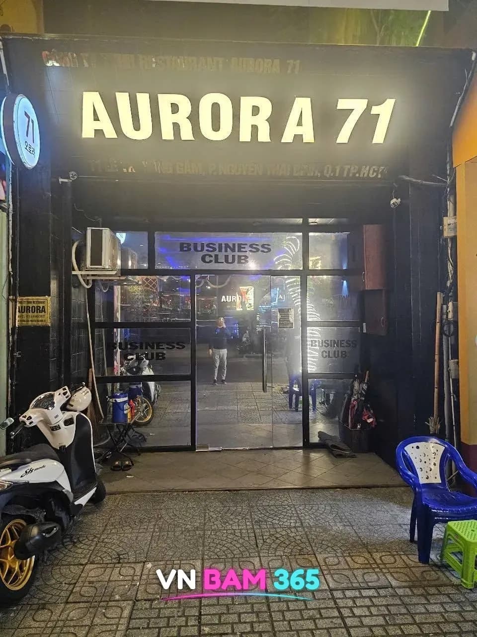 호치민 오로라 가라오케 야간 입구 전경, AURORA 71 간판과 유리문