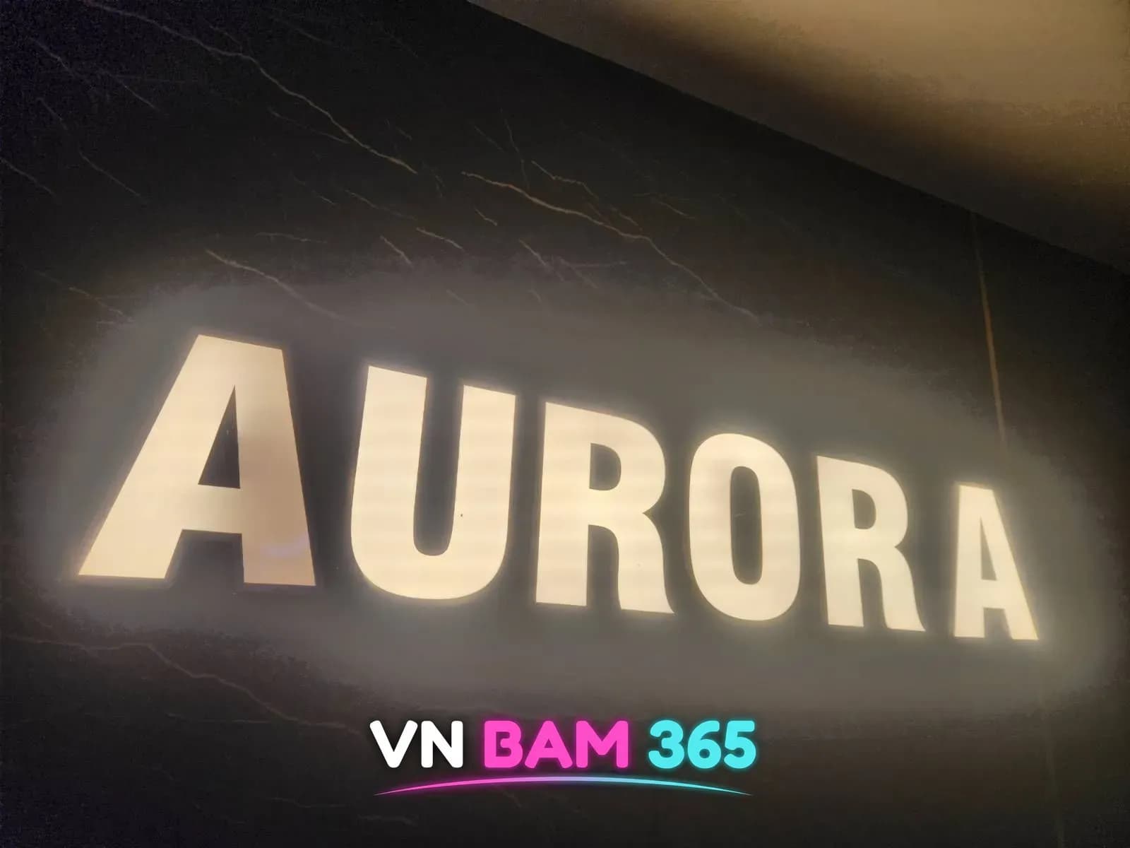 오로라 가라오케 실내 벽의 AURORA 조명 로고