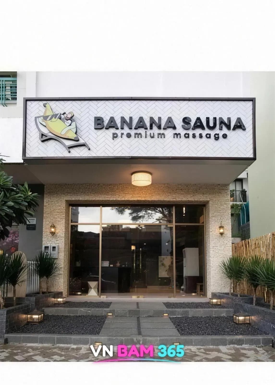 호치민 7군 바나나 사우나 외관, BANANA SAUNA premium massage 간판과 석재 마감 유리 입구