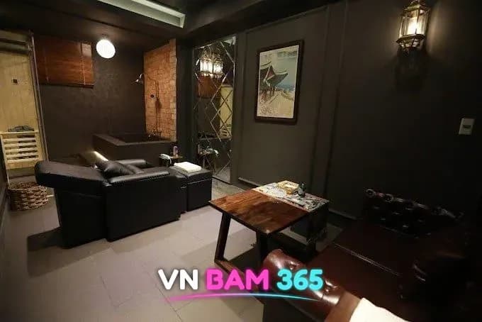 호치민 바나나 사우나 개별 룸, 리클라이너와 체스터필드 소파, 안쪽의 욕조와 건식 사우나