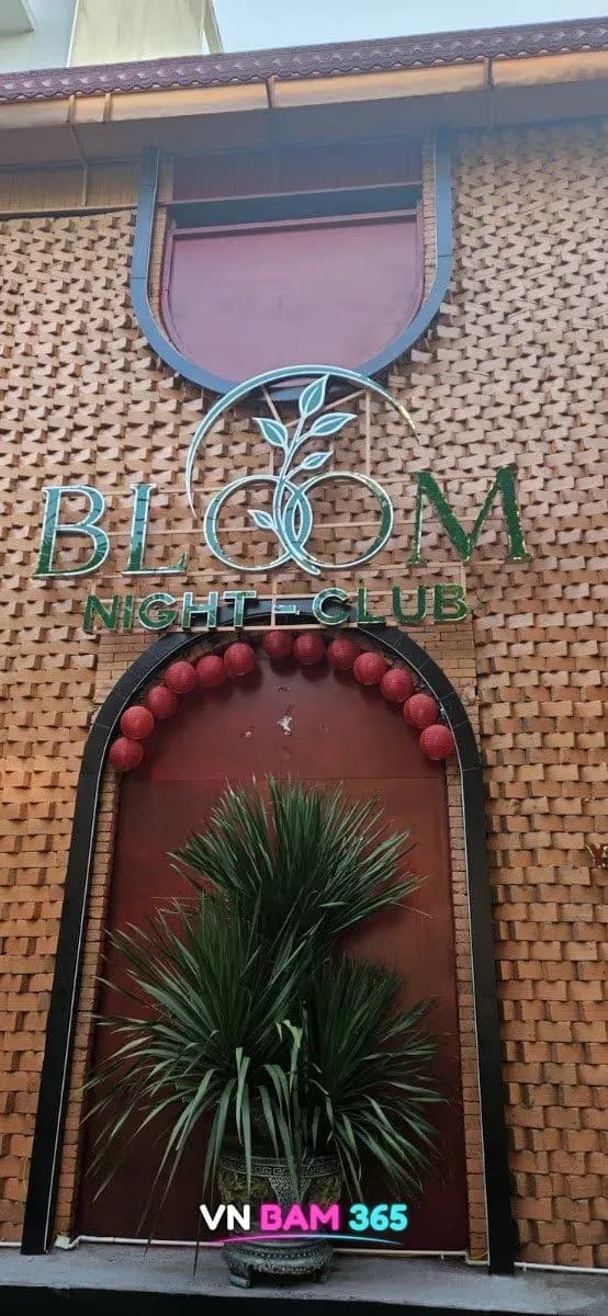 다낭 블룸 나이트클럽 외관, 벽돌 외벽의 BLOOM NIGHT-CLUB 간판과 붉은 등이 걸린 아치형 문