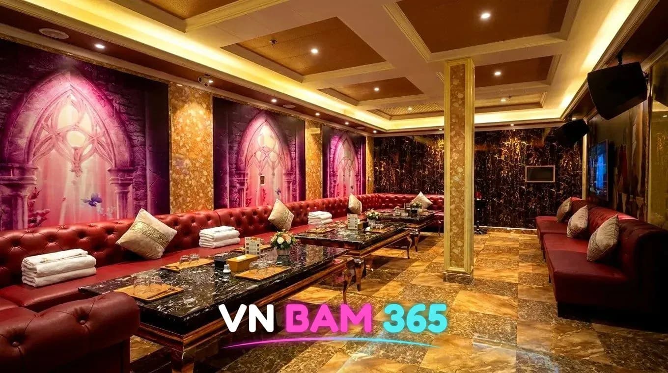 다낭 아우디 가라오케 VIP 룸, 고딕 아치 벽화와 붉은 가죽 소파, 대리석 기둥