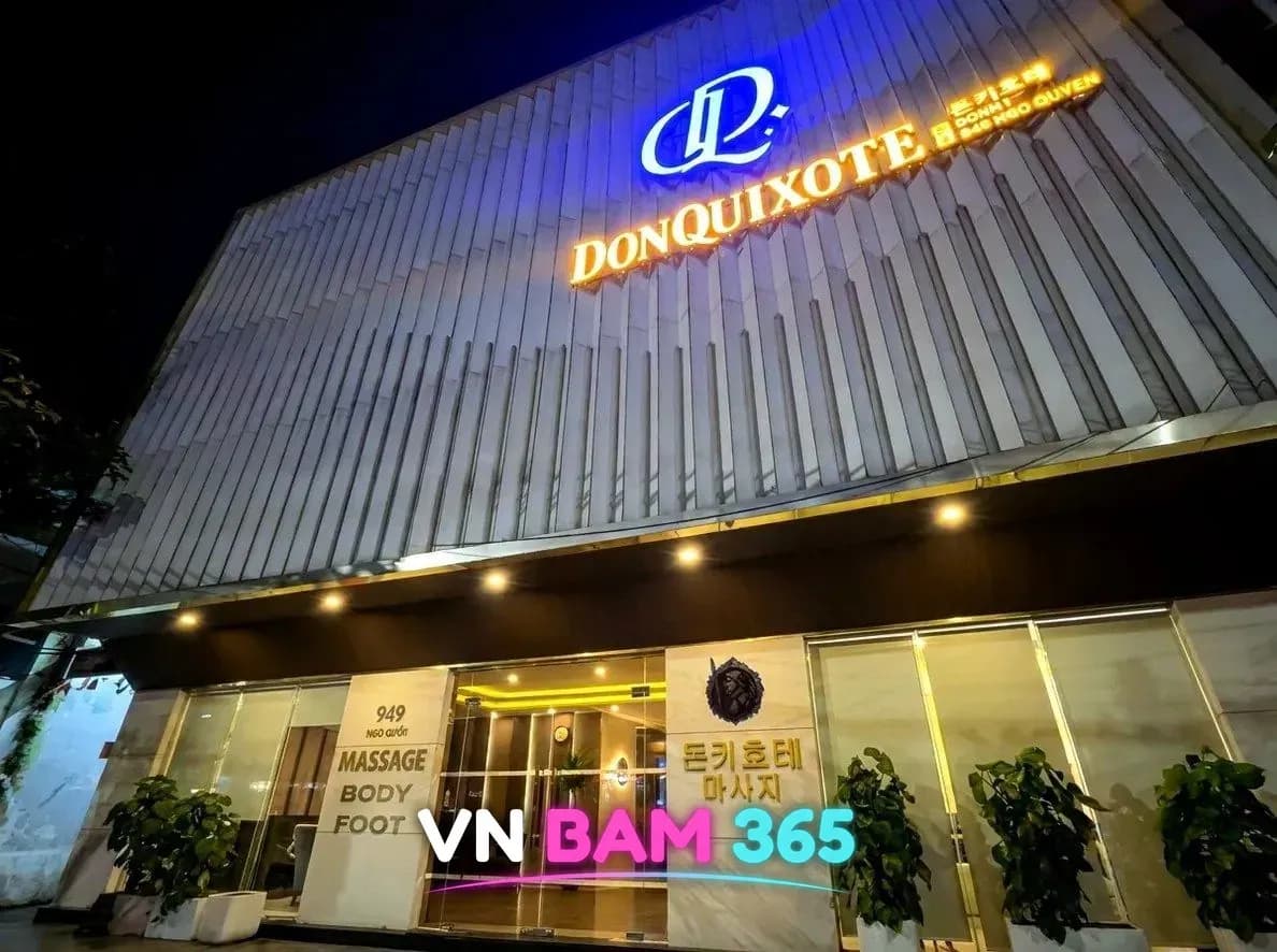 다낭 돈키호테 야간 외관, DONQUIXOTE 조명 간판과 949 응오꾸옌 번지 표기 입구