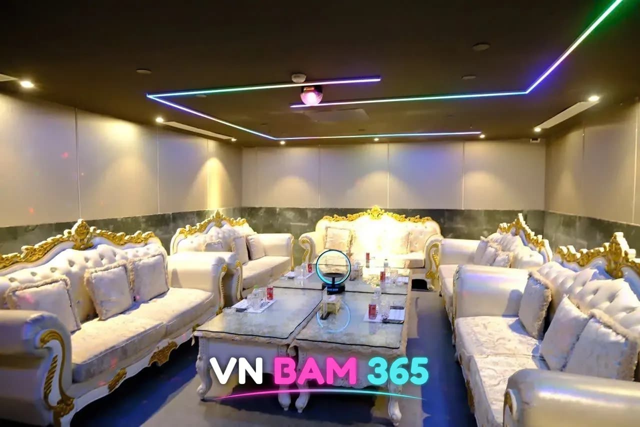 다낭 에덴 가라오케 VIP 룸 정면, 흰 가죽 유럽풍 소파와 LED 라인 조명 천장