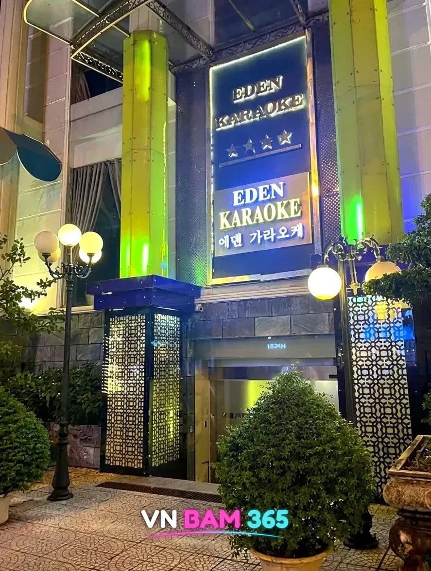 다낭 에덴 가라오케 입구, EDEN KARAOKE·에덴 가라오케 간판과 양쪽 가로등, 화분