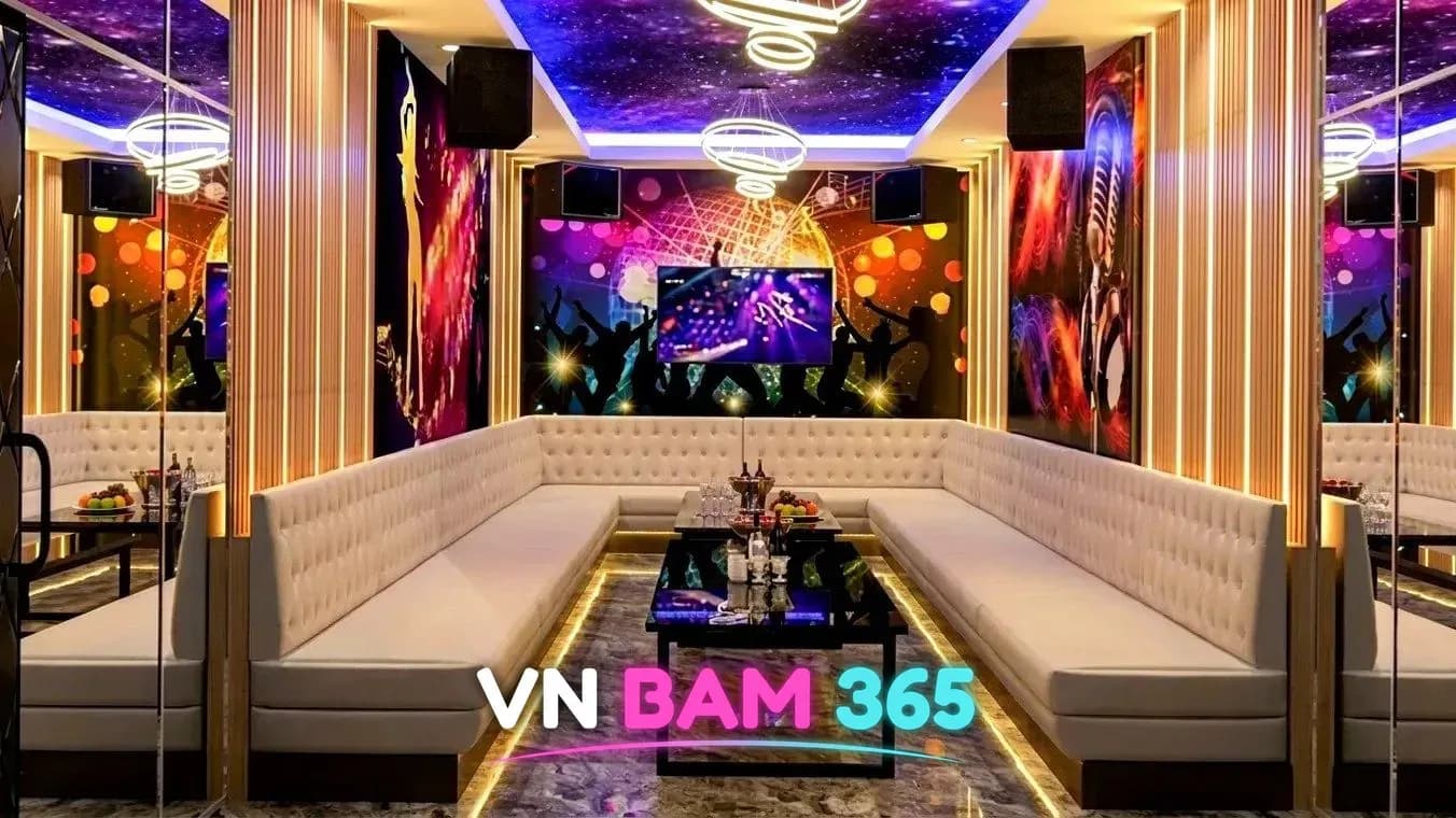 다낭 준코 가라오케 VIP 룸, 별빛 조명 천장과 음악 벽화, 흰 가죽 U자 소파