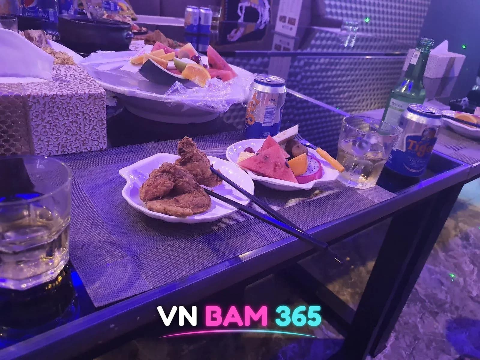 다낭 준코 가라오케 테이블, 닭튀김과 과일 접시, 캔맥주와 소주