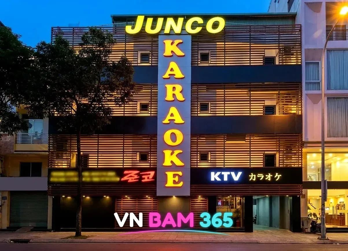 다낭 준코 가라오케 건물 야경, JUNCO KARAOKE 간판과 KTV·준코 표기