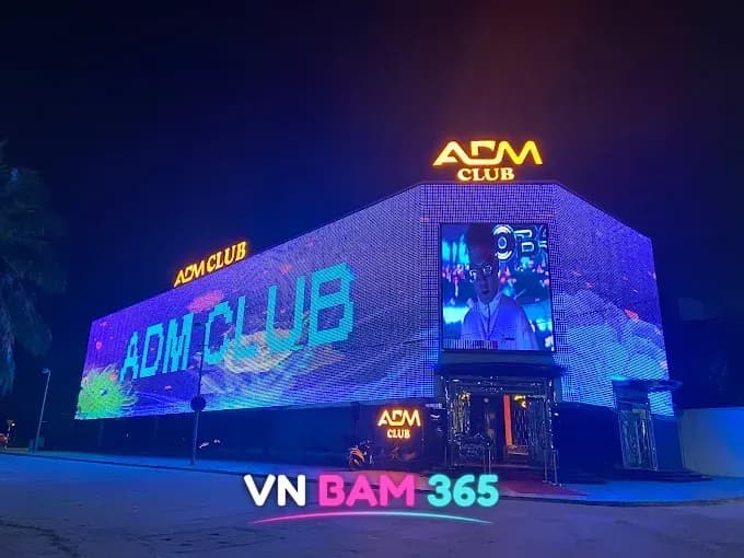 라스베가스 가라오케가 있는 다낭 ADM CLUB 건물 야경, 외벽 전체 LED 화면과 ADM CLUB 간판