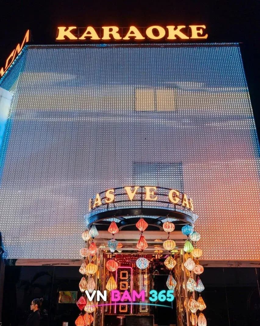 다낭 라스베가스 가라오케 건물 야경, LED 외벽 위 KARAOKE 간판과 등불로 꾸민 LAS VEGAS 아치 입구