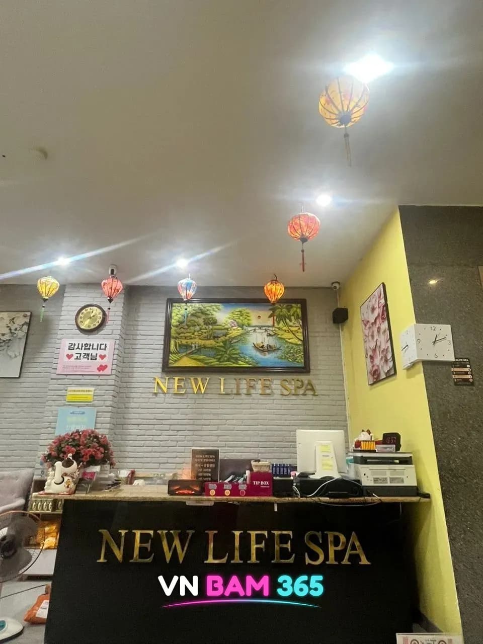 다낭 뉴라이프 스파 리셉션 실사, 등롱과 풍경화 아래 NEW LIFE SPA 카운터