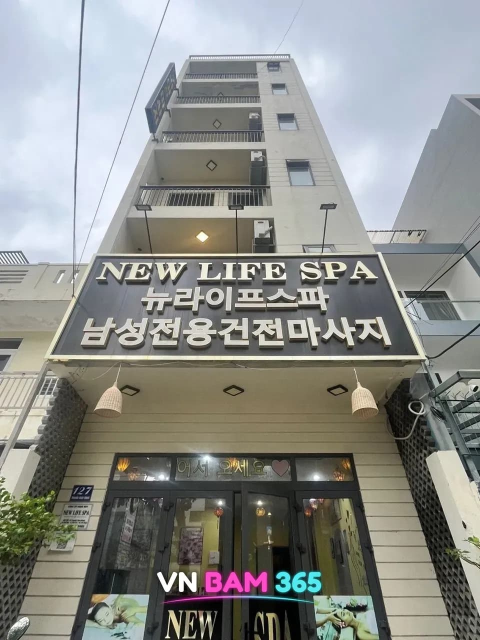 다낭 뉴라이프 스파 외관, NEW LIFE SPA 뉴라이프스파 간판과 127 번지판이 붙은 유리문 입구