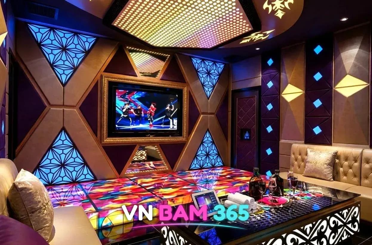 다낭 뉴민 가라오케 VIP 룸, 삼각형 조명 패널 벽과 화면, 컬러 LED 테이블