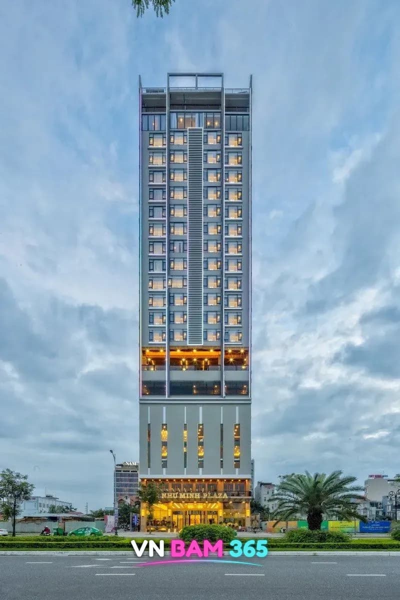다낭 뉴민 가라오케가 4층에 있는 누민 플라자 호텔(Nhu Minh Plaza) 건물 외관 낮 전경