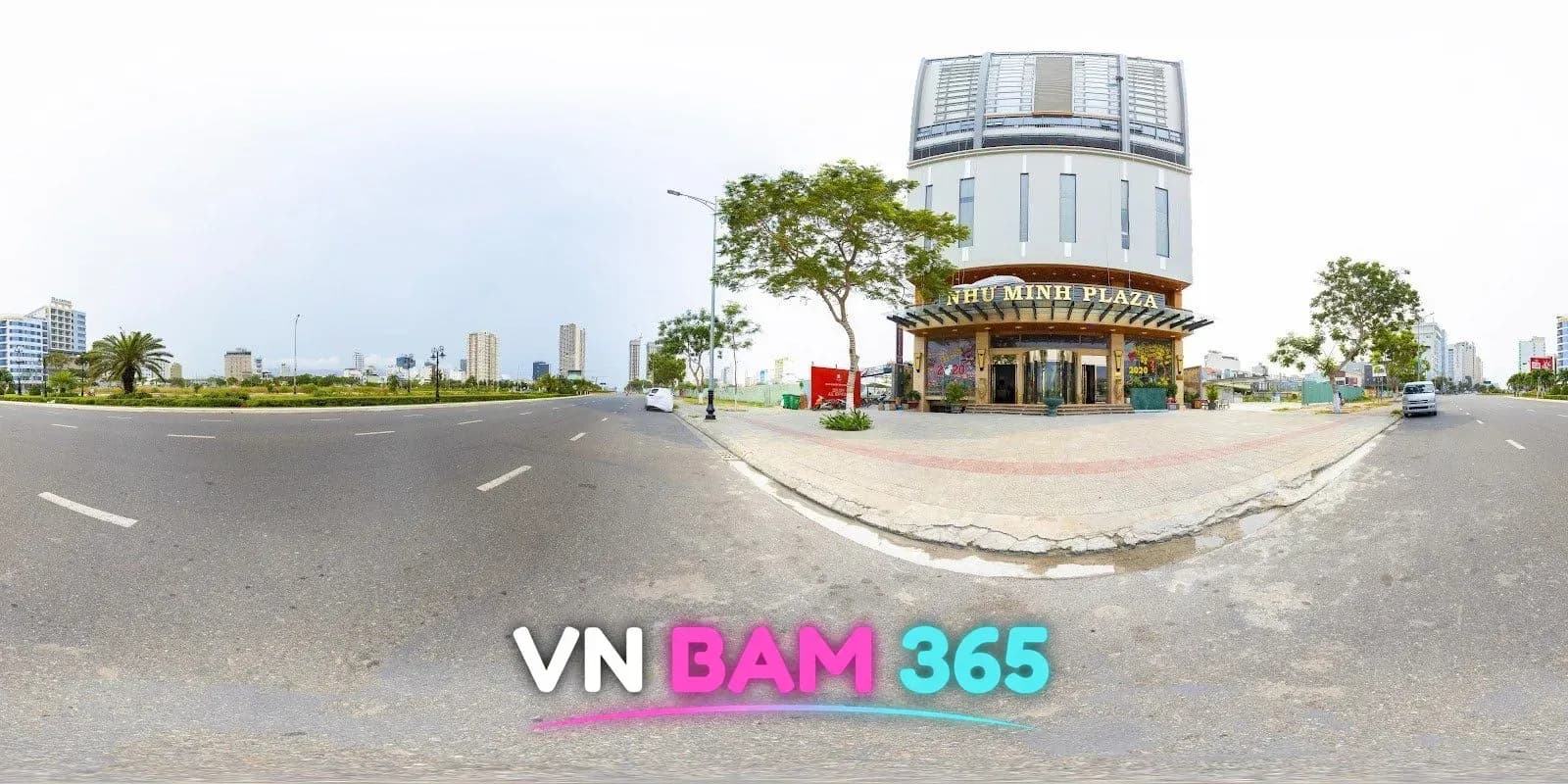 누민 플라자 호텔 1층 입구와 팜반동 거리를 담은 360도 파노라마