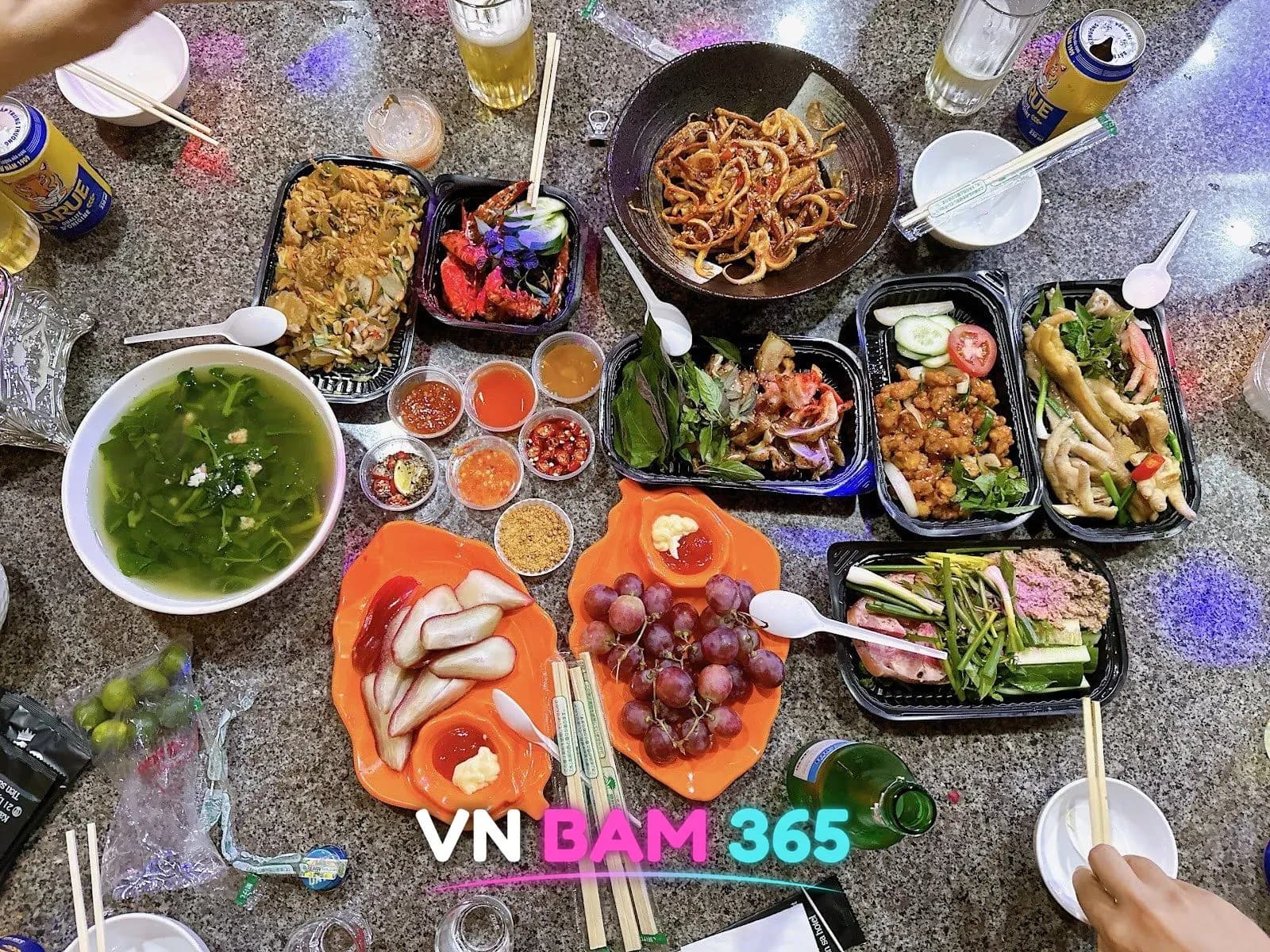 다낭 넘버원 가라오케 테이블에 차려진 볶음 요리·닭발 무침·수프와 과일, 캔맥주
