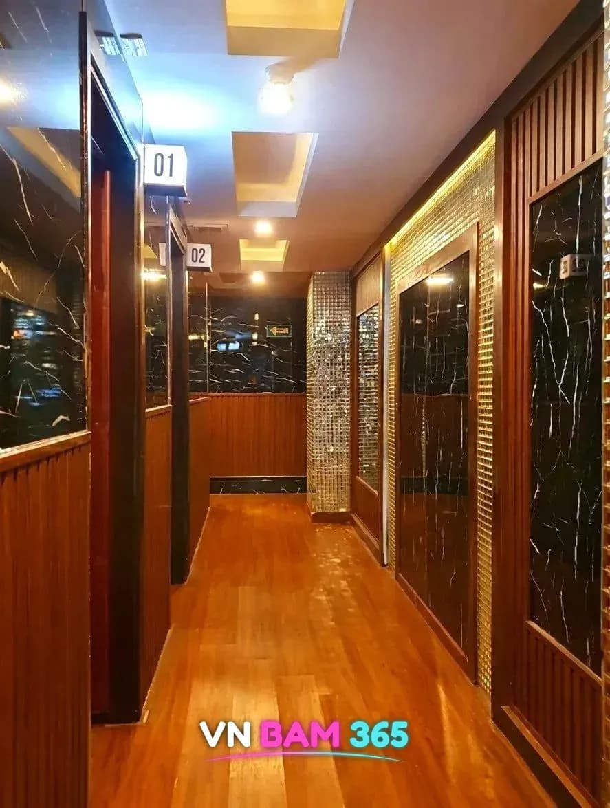 다낭 넘버원 가라오케 복도, 원목 바닥과 대리석 무늬 벽, 룸 번호 01·02 표지