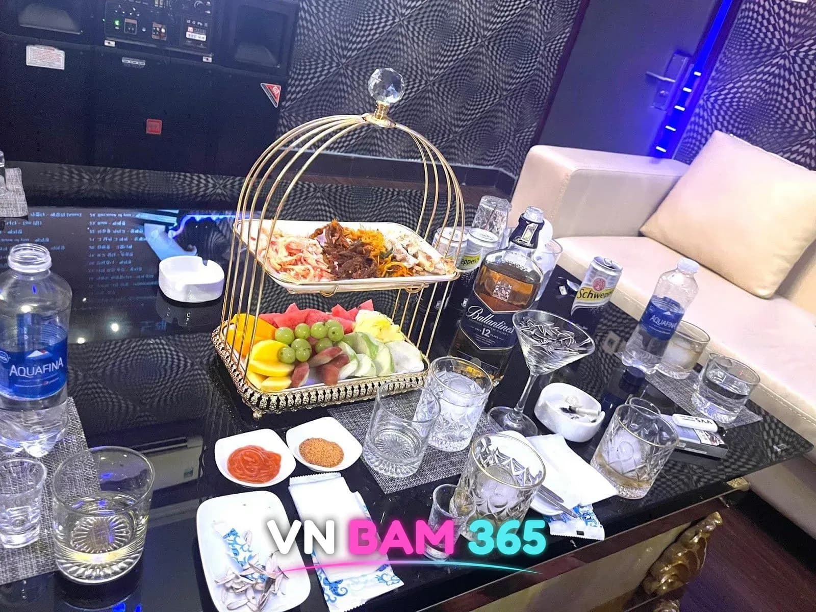 다낭 로마 라운지 룸 테이블, 2단 금색 트레이의 과일·마른안주와 발렌타인 12년 위스키, 잔 세팅