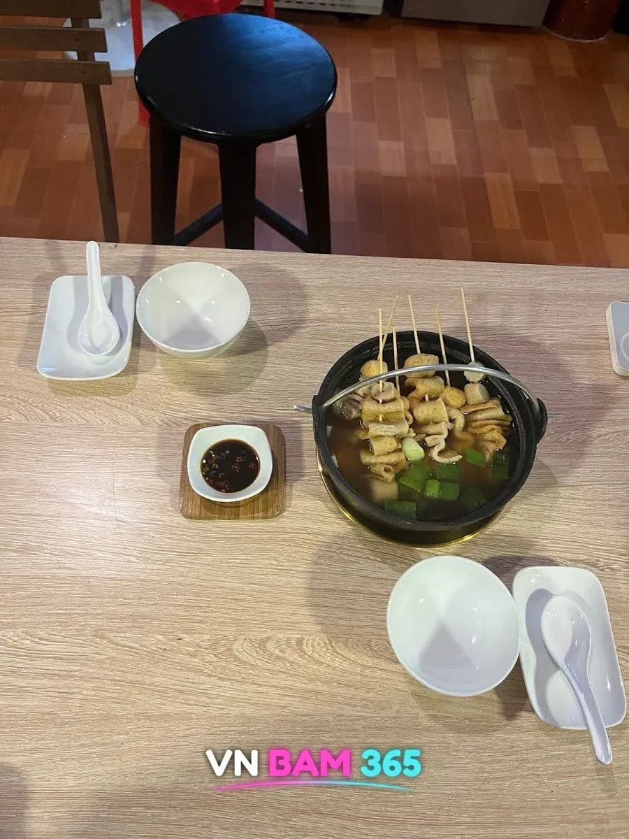 다낭 로마 라운지 안주, 꼬치 어묵탕 냄비와 간장 종지, 앞접시