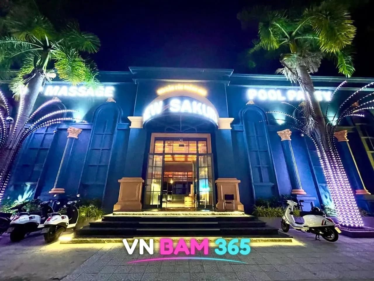 다낭 사쿠라 야간 건물 전면, NEW SAKURA·VIP MASSAGE·POOL PARTY 조명 간판과 야자수