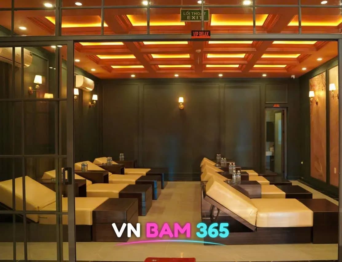 다낭 사쿠라 VIP RELAX 휴게실, 격자 조명 천장 아래 크림색 리클라이너 여러 대
