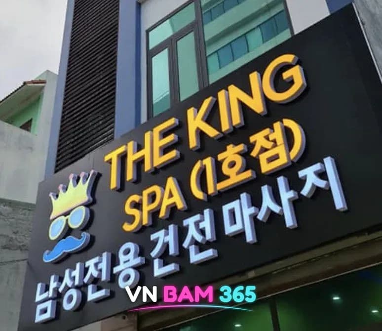 다낭 더킹스파 건물 외벽의 왕관·콧수염 로고와 노란 THE KING SPA 1호점 글자 간판