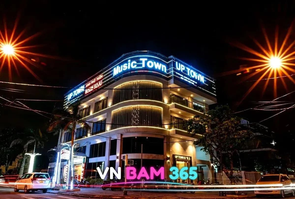 다낭 업타운 가라오케 건물 야경, 지붕 둘레의 Music Town·UP TOWN 네온 간판