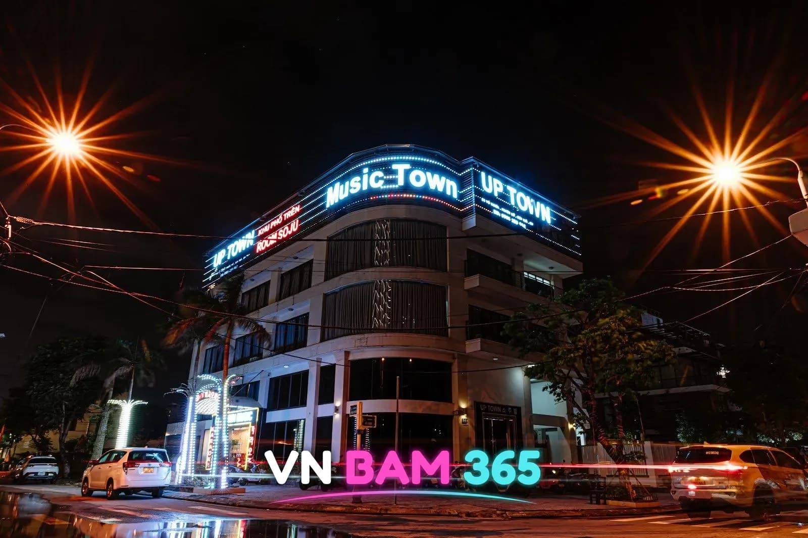 다낭 업타운 가라오케 건물 야경, 비에 젖은 도로와 Music Town 네온 간판