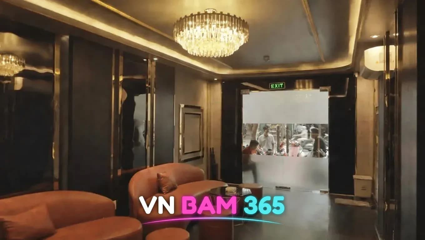 호치민 도도 스파 로비, 크리스털 샹들리에 아래 주황색 곡선 가죽 소파와 출입문