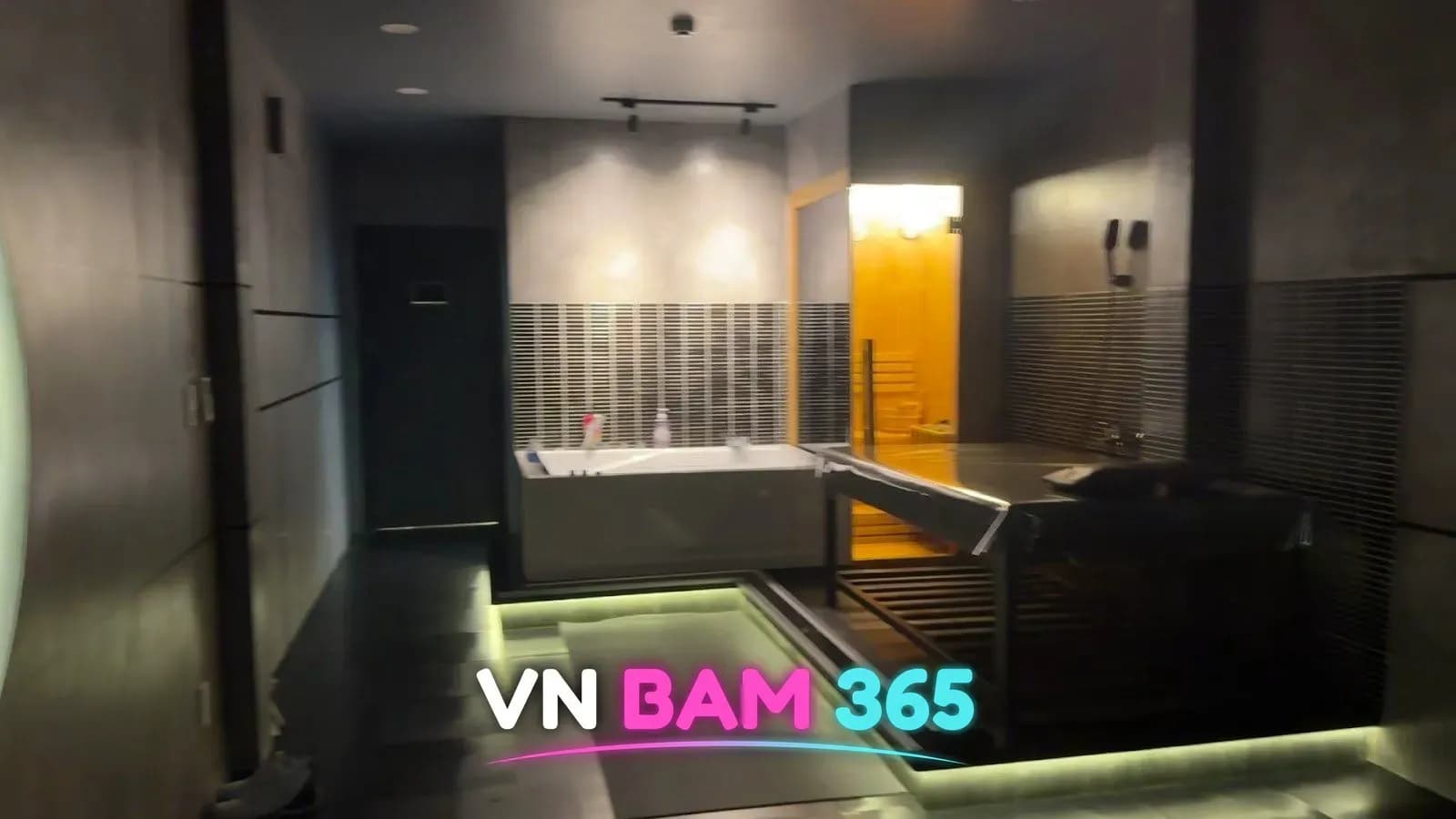 호치민 도도 스파 프라이빗 룸, 욕조와 조명이 켜진 나무 사우나 부스, 세신 베드