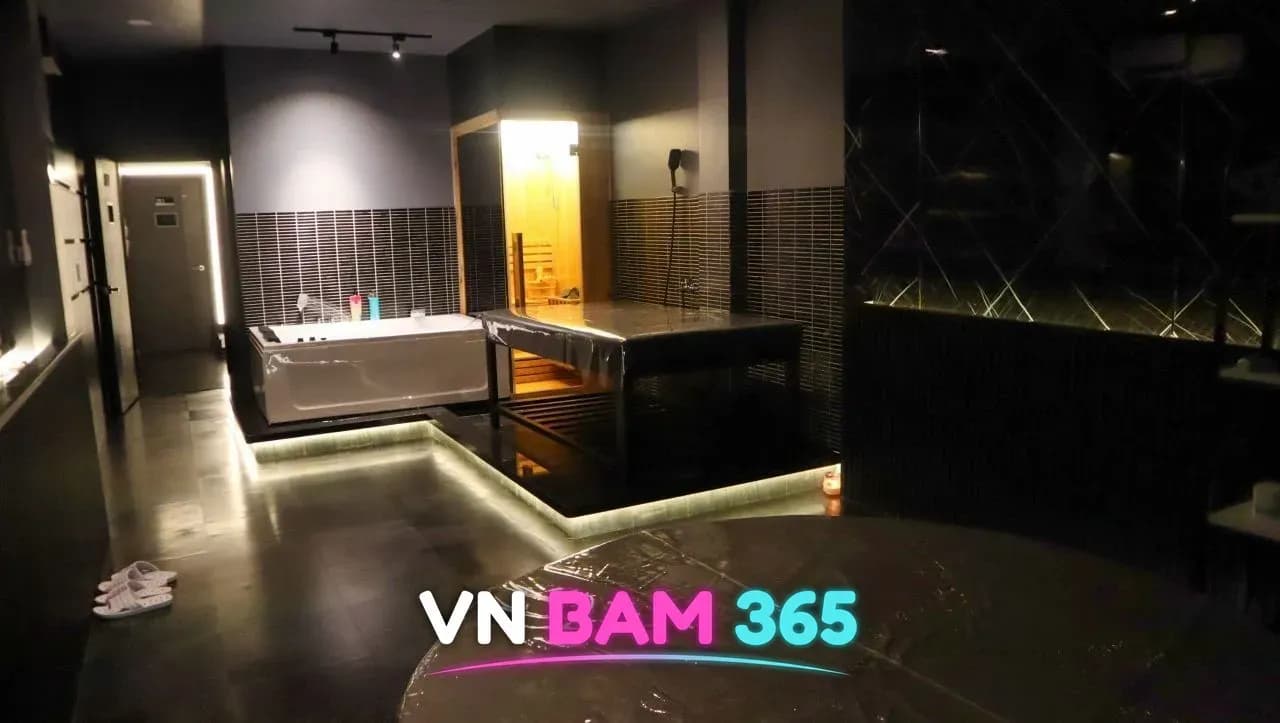 호치민 도도 스파 프라이빗 룸 전경, 욕조와 나무 사우나 부스, 세신 베드와 원형 베드