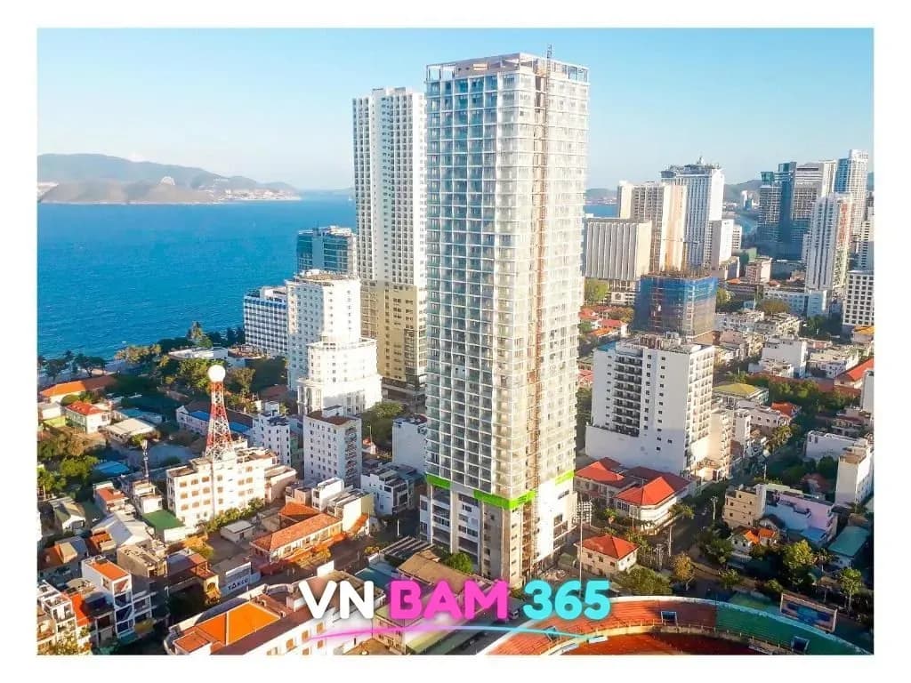 나트랑 디쿠아 호텔 고층 건물 항공 외관, 나트랑 만과 시내 스카이라인