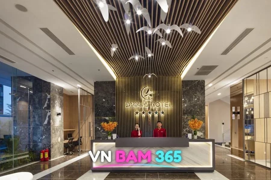 나트랑 디쿠아 호텔 리셉션, D'QUA HOTEL 5성 로고 벽과 대리석 데스크, 새 모양 조명