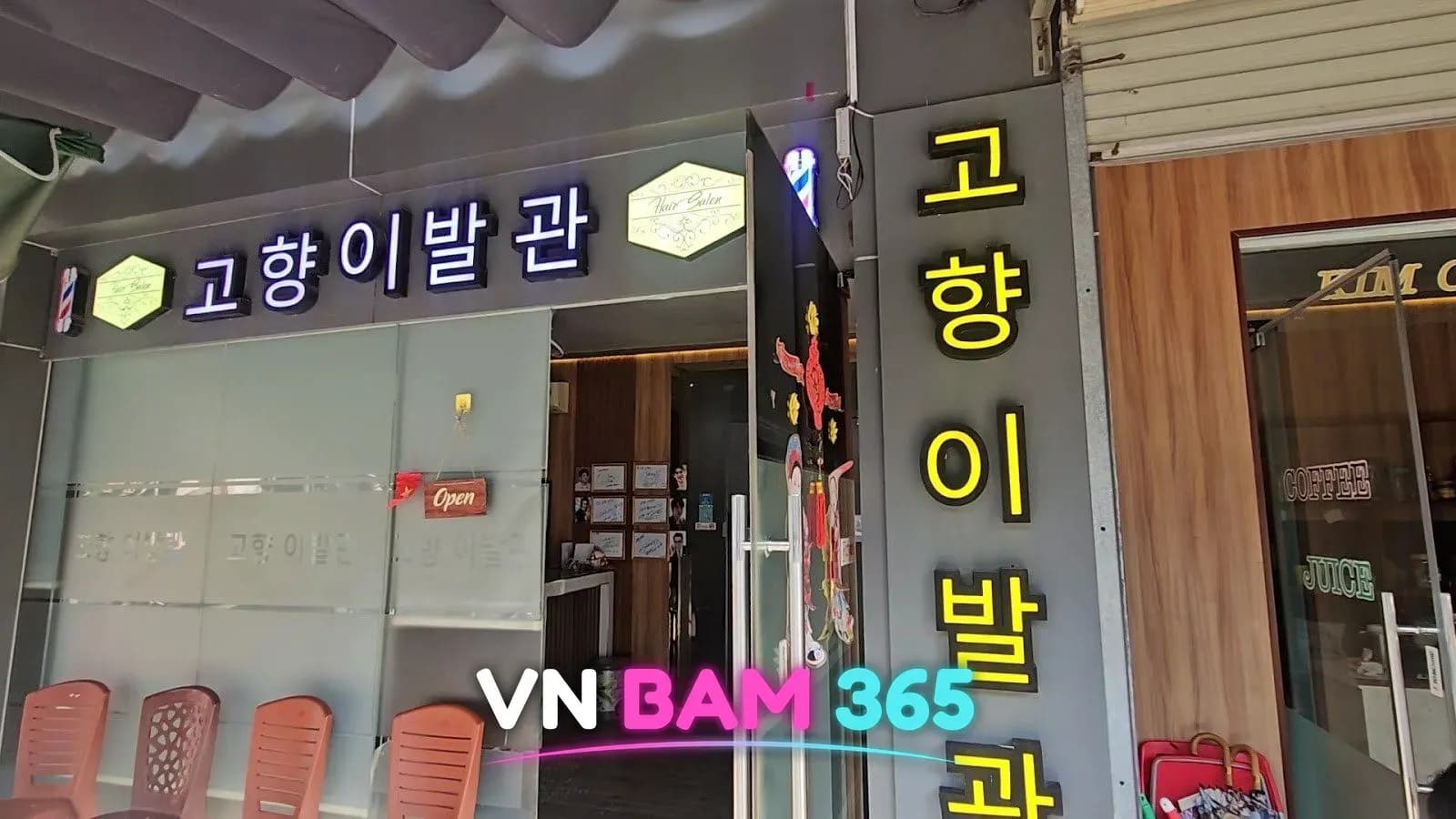 다낭 고향이발관 입구, 고향이발관 가로·세로 한글 간판과 바버폴, 열린 유리문