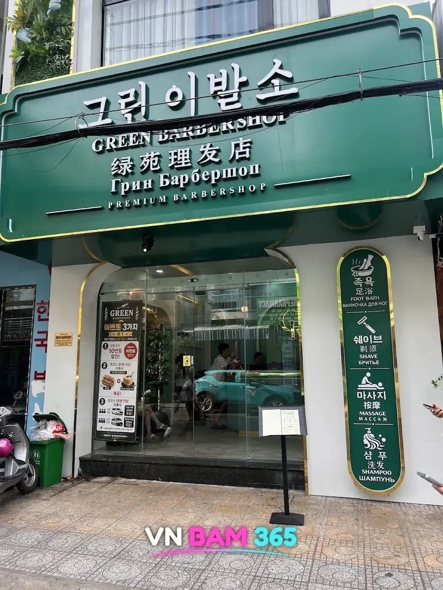 나트랑 그린 이발소 주간 외관, 녹색 간판과 족욕·쉐이브·마사지·샴푸 안내 사인