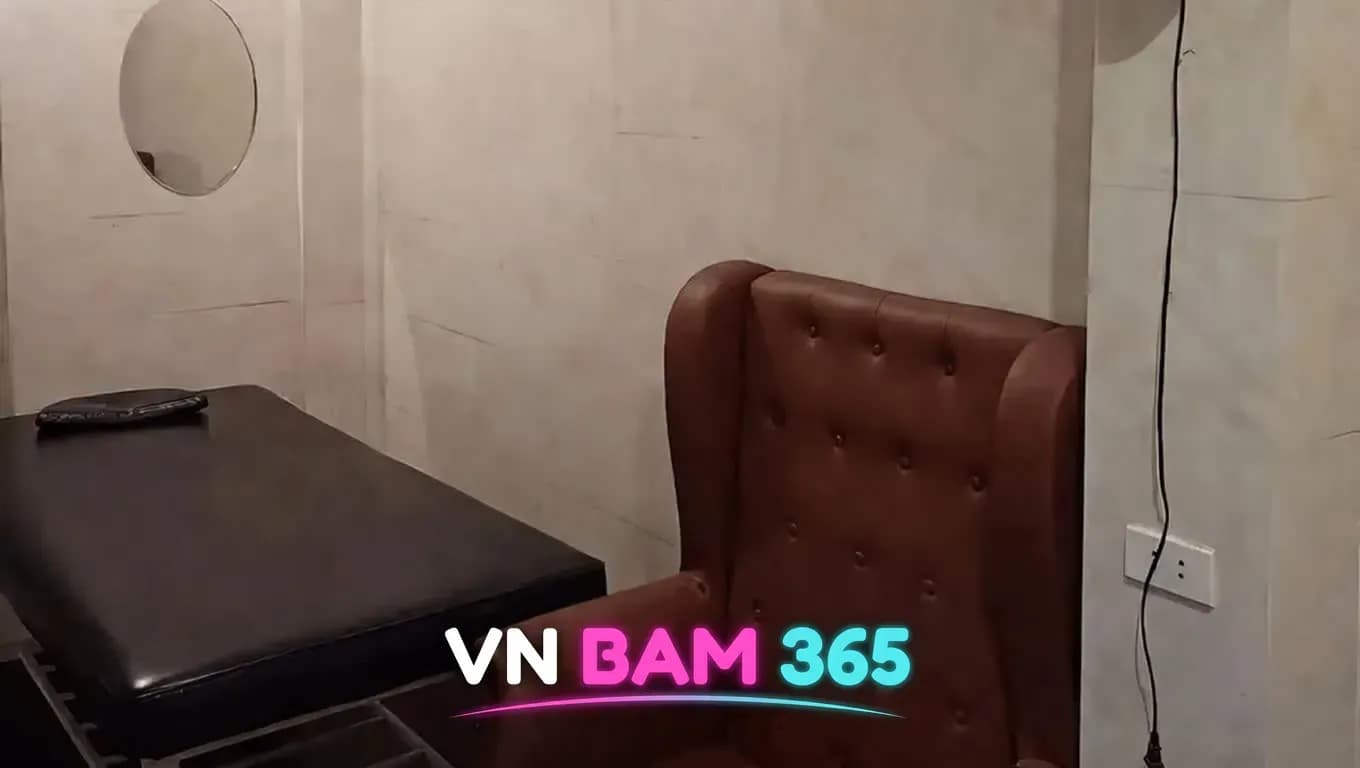 하노이 어메이징 VIP 마사지 룸, 검은 가죽 마사지 베드와 갈색 윙체어, 둥근 거울