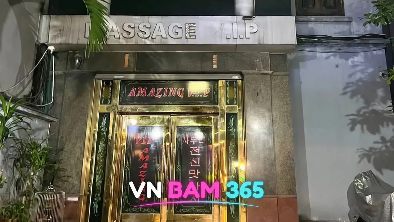 하노이 어메이징 VIP 마사지 야간 입구, AMAZING V.I.P 간판과 금색 테두리 유리문