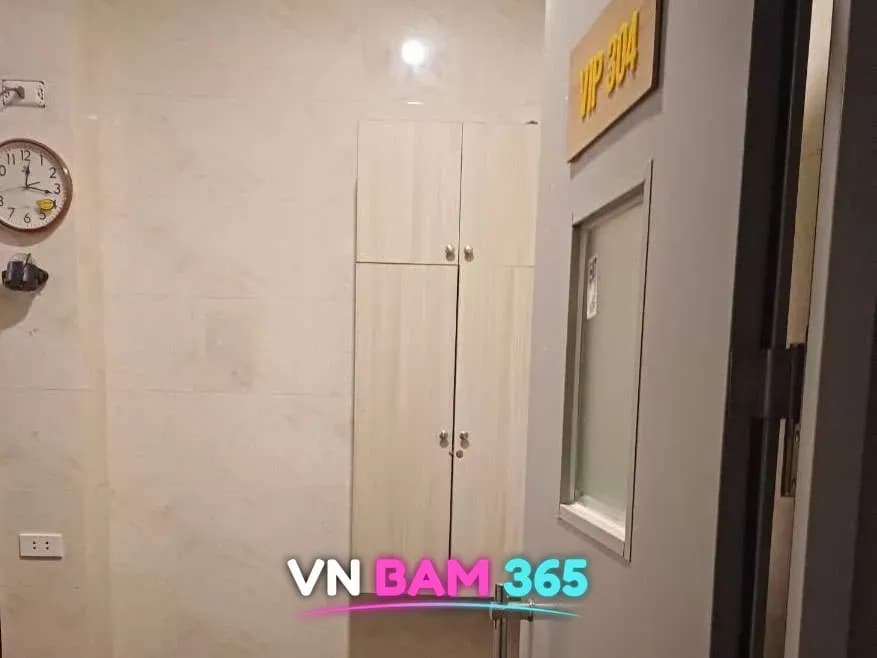 하노이 어메이징 VIP 마사지 복도, VIP 304 룸 표지판과 벽시계, 나무 수납장