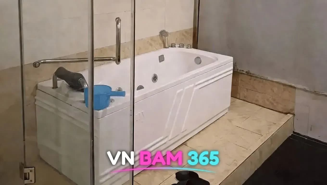 하노이 어메이징 VIP 마사지 룸의 흰색 월풀 욕조와 유리 칸막이