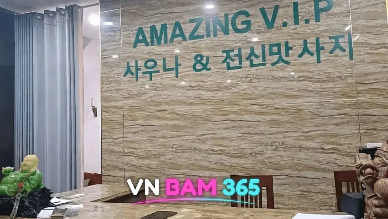 하노이 어메이징 VIP 마사지 리셉션, 대리석 벽의 AMAZING V.I.P 사우나 & 전신맛사지 글자와 안내 데스크