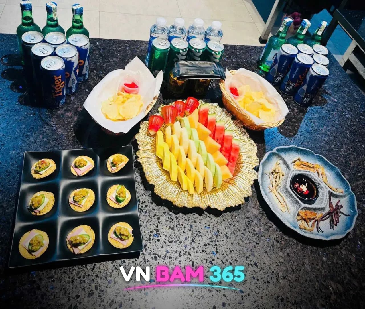 하노이 박카스 가라오케 안주 상차림, 과일 접시와 카나페, 마른안주, 소주와 맥주