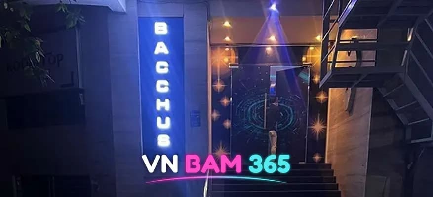 하노이 박카스 가라오케 야간 외관, 세로형 파란 BACCHUS 간판과 입구 계단